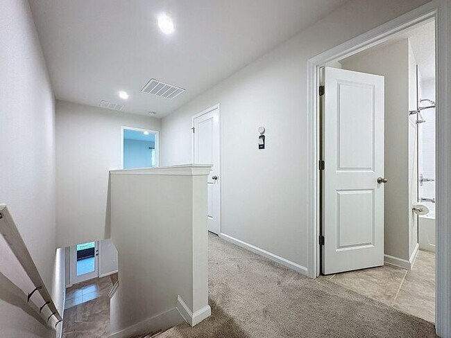 Building Photo - Dream Townhome in Magnolia Grove, Davenport !