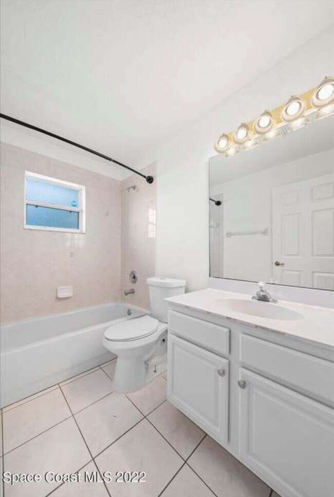 Building Photo - 525 Justine Ave NW