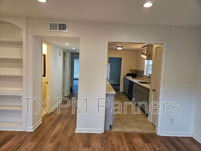 Building Photo - 500 N Post Oak Ln