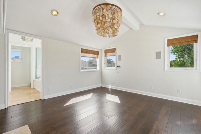 Building Photo - Premier Location in Corona Del Mar for 12-Month Lease