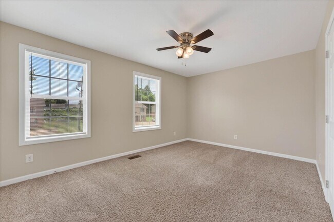 Building Photo - Pet Friendly Two Bedroom!