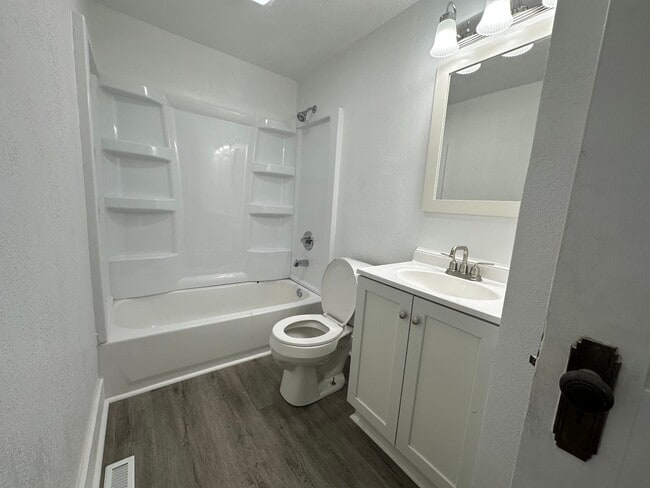 Building Photo - 2 bed 1 bath in Marshfield