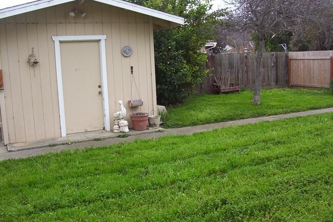 Building Photo - 215 S D St