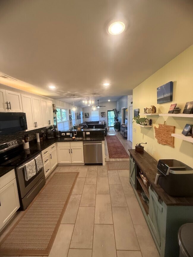 Building Photo - 406 Caverly Ln