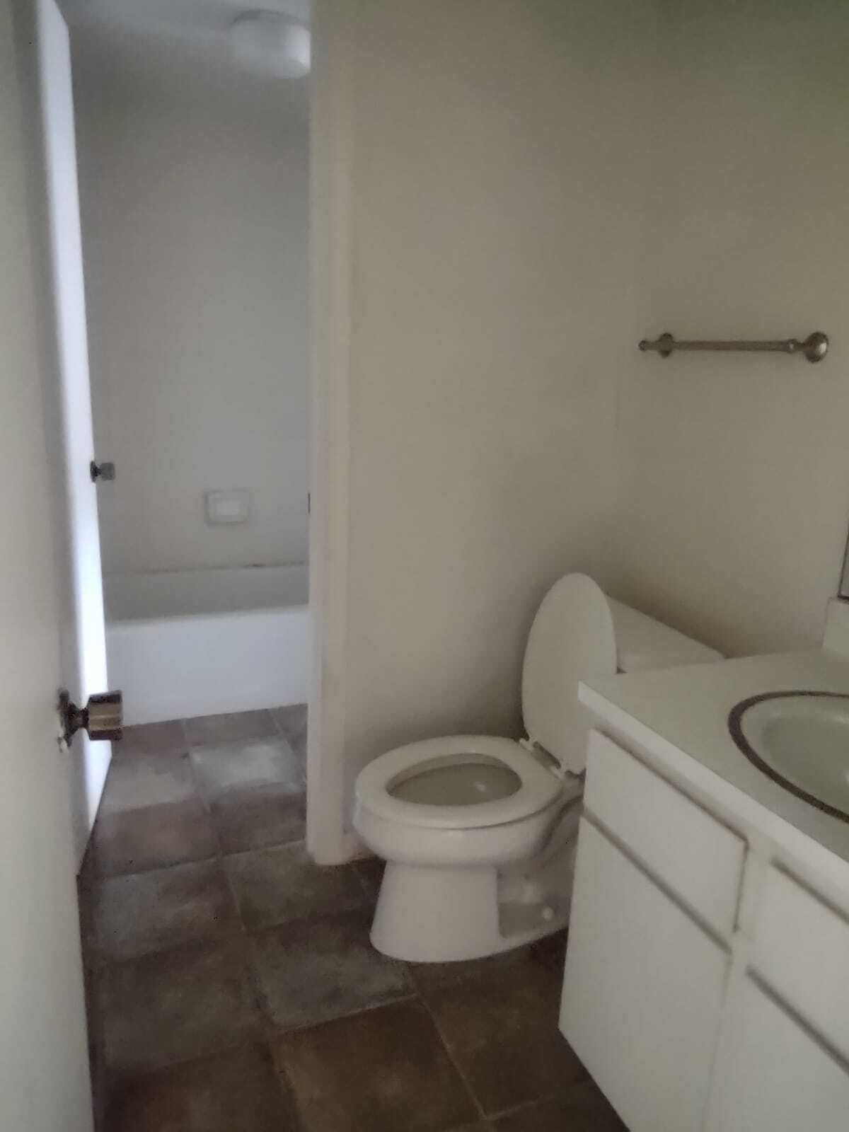 Toliet 1 - 610 Fairways Cir