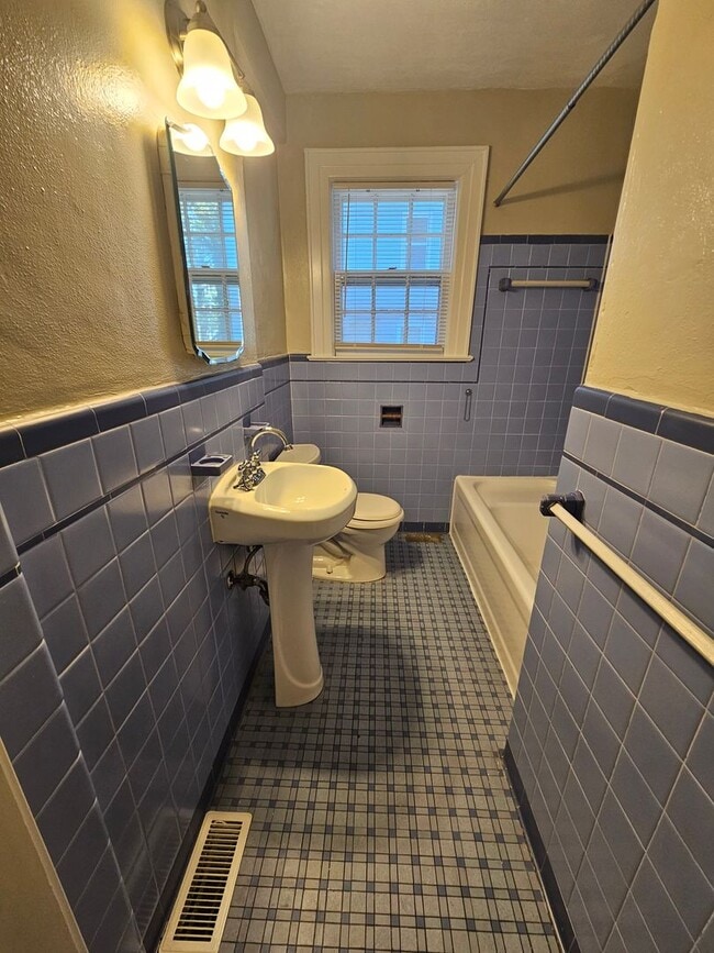 Building Photo - Westmoreland1132