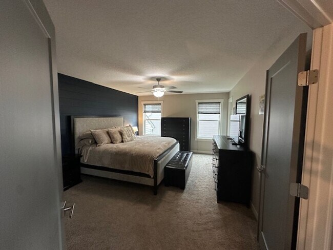 Building Photo - 5 bedrooms 3 bathrooms and a 3-car garage