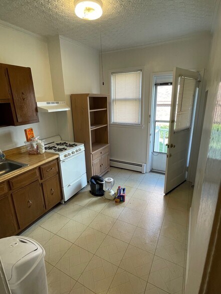 Kitchen - 485 Valley St