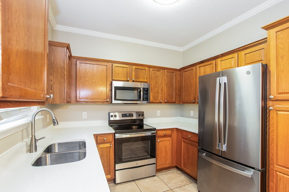 Building Photo - 711 Continental Dr