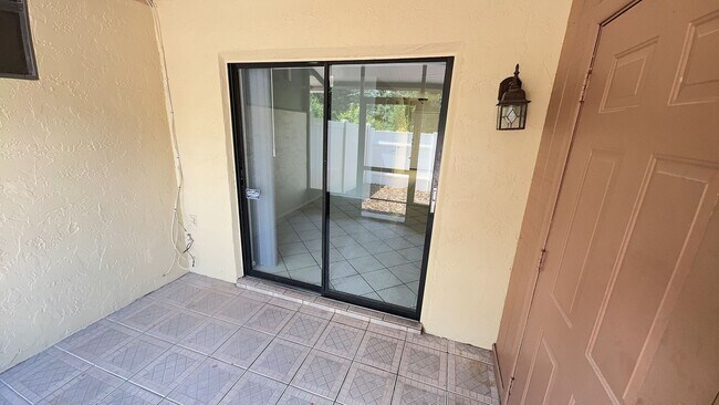 Building Photo - Newly renovated 2 bedroom Townhouse for Re...