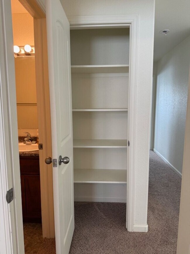 Building Photo - House For Lease