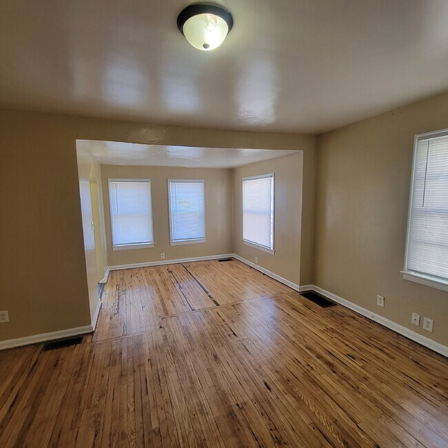 Building Photo - 4BR/2BA HOUSE near 38th/Keystone! Meadows area