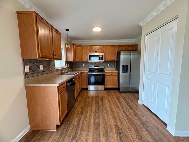 Building Photo - 3 Bedroom 2.5 Bathroom in York!