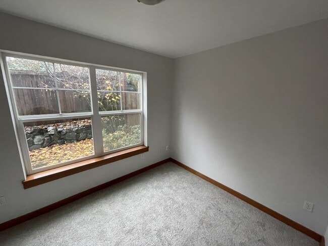 Building Photo - Wedgwood Townhome