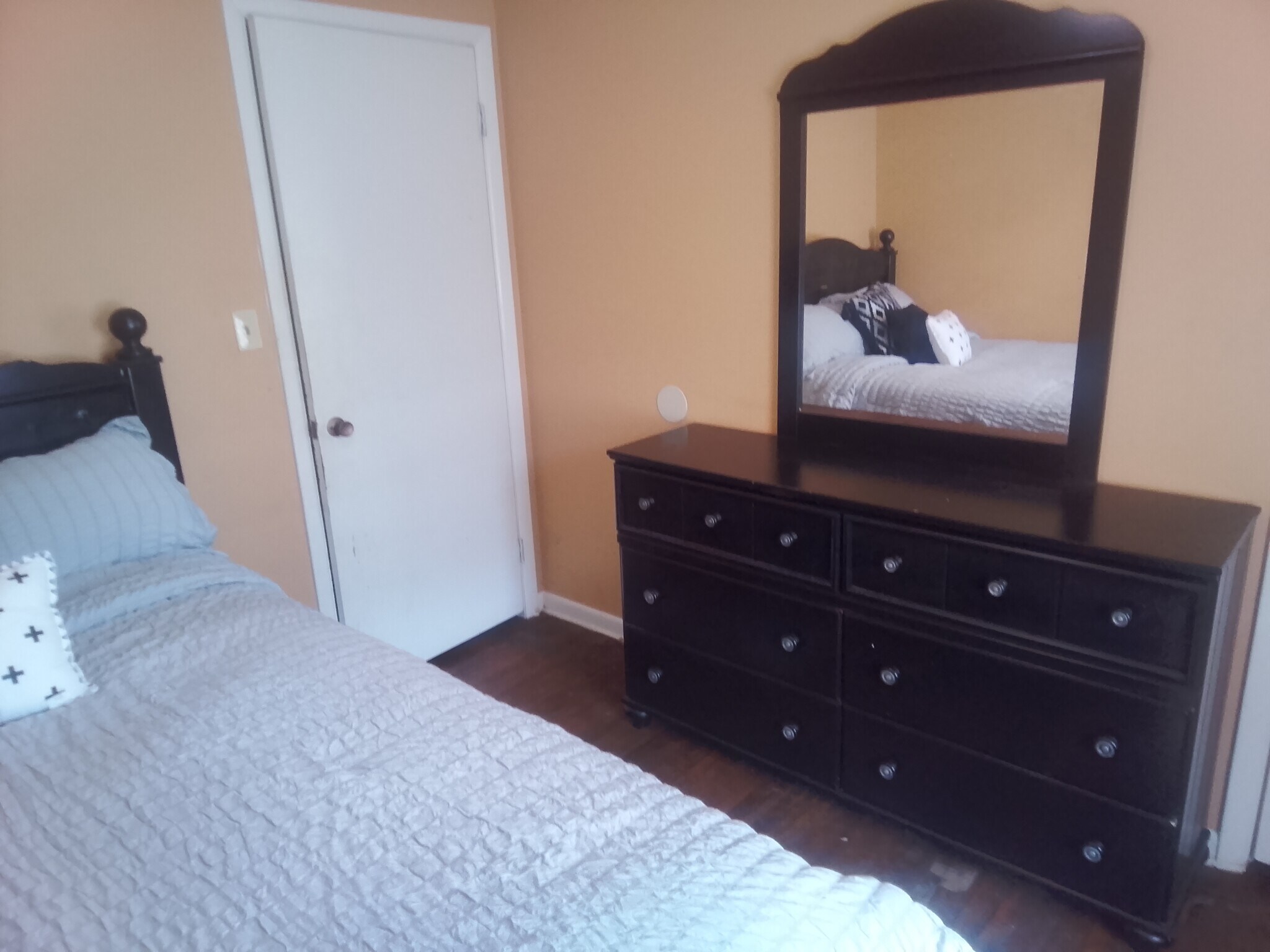 Building Photo - 10208 E 7th St