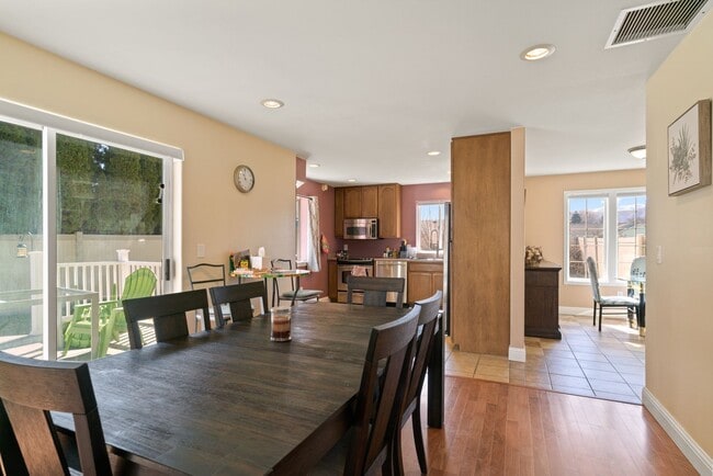 Building Photo - Beautiful 3 Bedroom 2.5 bath home with 2 c...