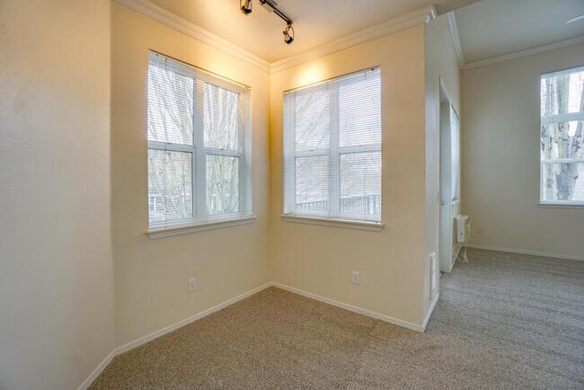 Building Photo - BEAUTIFUL CONDO ON THE COLUMBIA RIVER