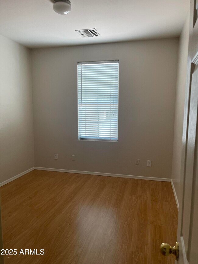 Building Photo - 1528 E Mia Ln