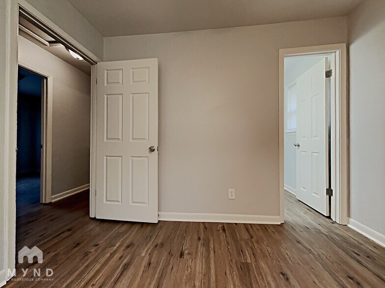 Building Photo - 2405 Longleaf Dr