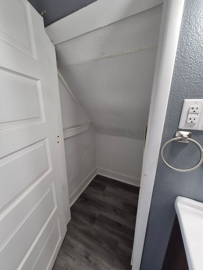 Building Photo - Get this adorable 3-bedroom 2 full bath ho...