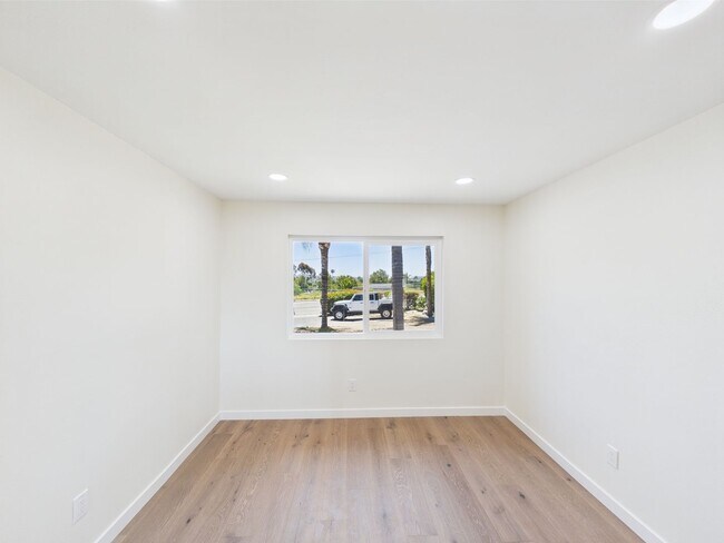 Building Photo - Modern Luxury 3x2 home in the Heart of Vista