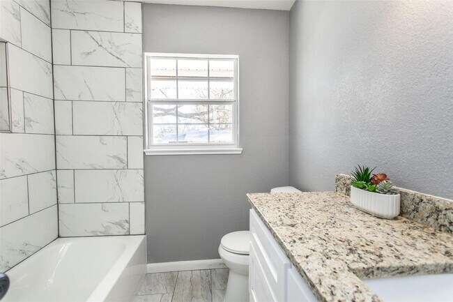 Building Photo - 1309 Magnolia-