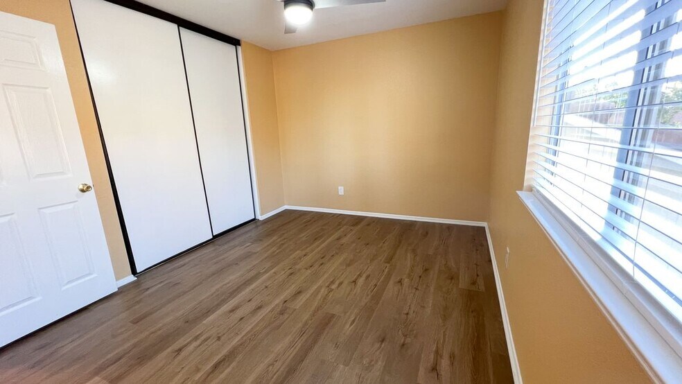 Building Photo - 8558 Sandhill Dr