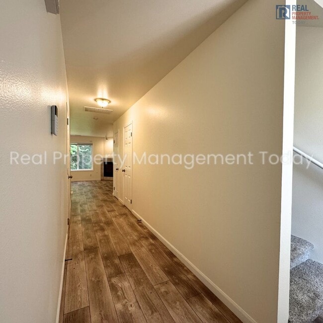 Building Photo - Cozy 2 Bedroom Townhouse + Garage Near Lak...