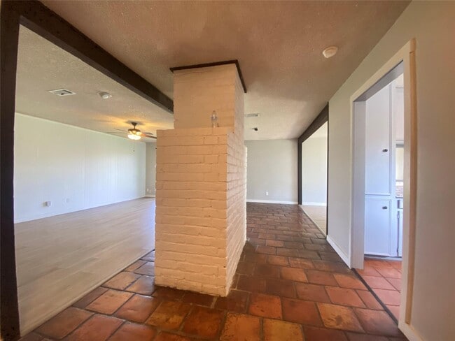 Building Photo - 815 Ramada Dr