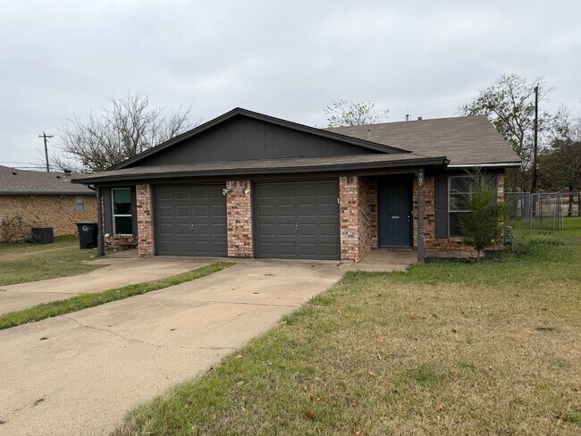 Building Photo - AVAILABLE NOW 2 BEDROOM 1 BATH DUPLEX IN CLEBURNE
