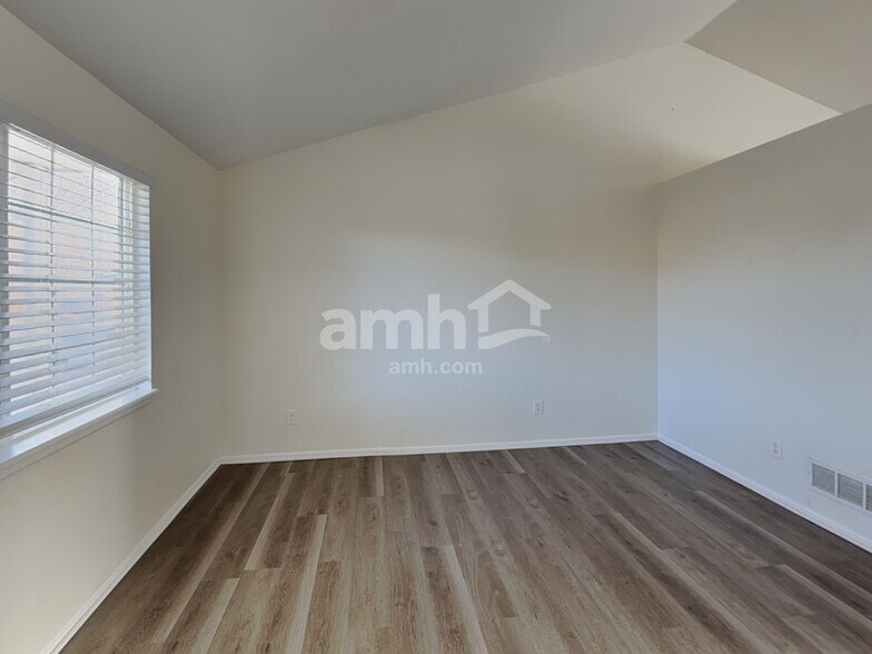 Building Photo - 14592 E 52nd Ave