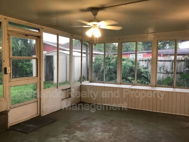 Building Photo - 7024 Chaucer Ln