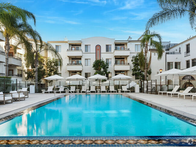 Country-club style affinity pool - The Glendon Apartments in Westwood