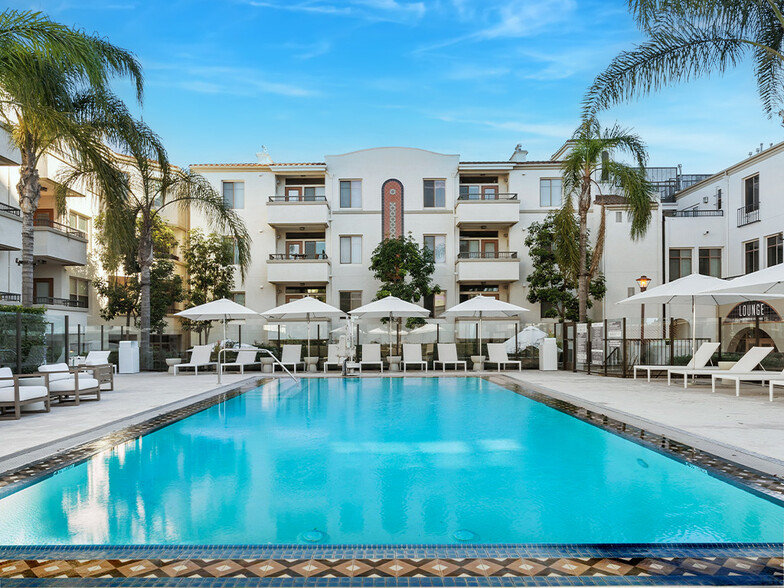 Country-club style affinity pool - The Glendon Apartments in Westwood