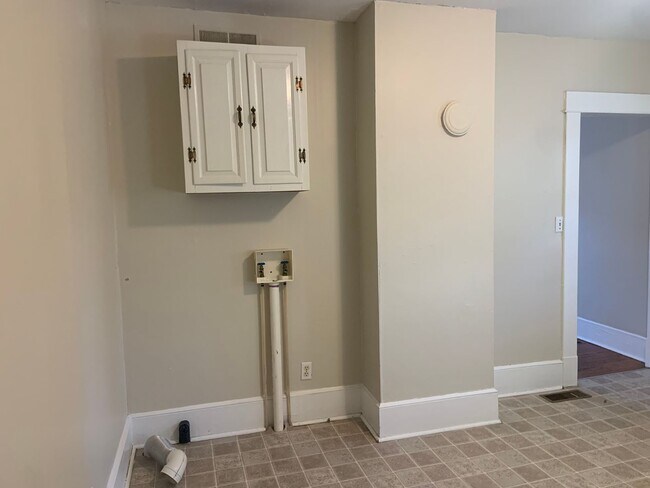 Building Photo - 1 BR apartment w/ hardwood floors and lawn...