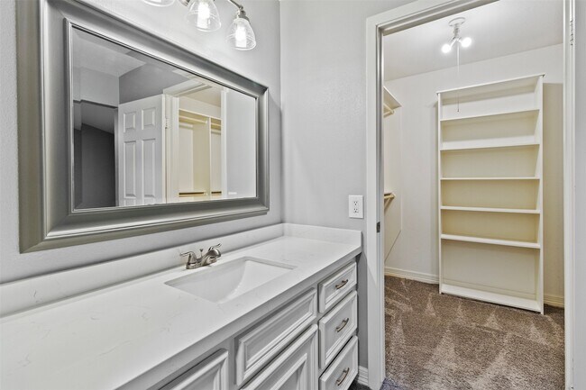 Building Photo - 210 Pecan Valley Ct