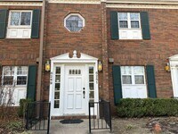 Building Photo - 2 Bed/2 Bath 2nd Floor Condo