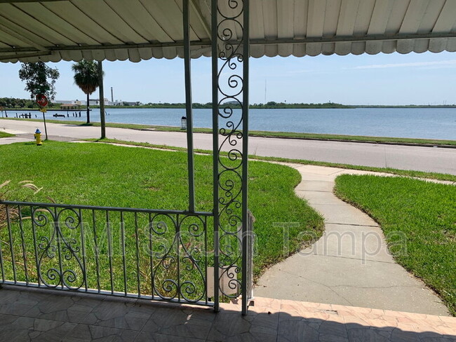 Building Photo - 701 S 26th St