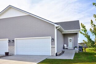 Building Photo - 2700 Yordi Dr