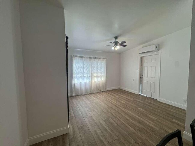 Building Photo - 1311 NE 42nd St