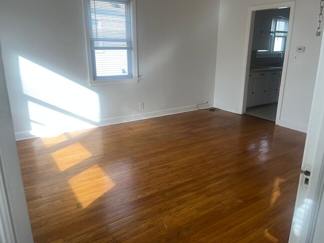 Building Photo - 136 King St