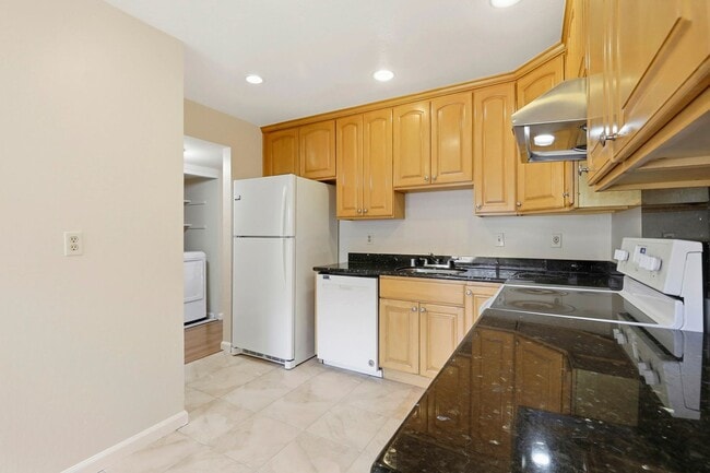 Building Photo - Sunset Park Townhouse Available for Rent!