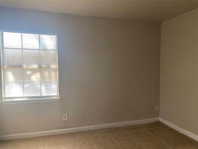 Building Photo - Limestone Dr. Duplex