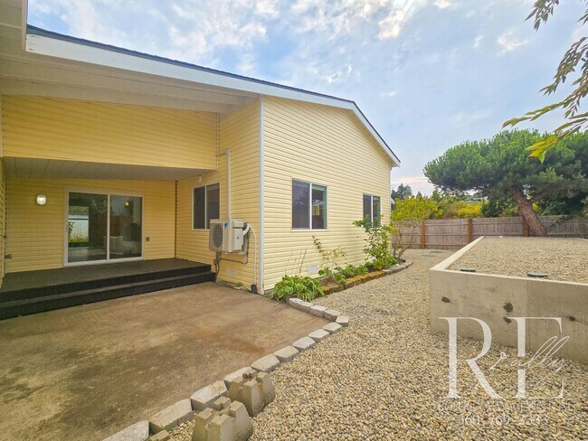 Primary Photo - Private Beach Access – Bright, Breezy Livi...