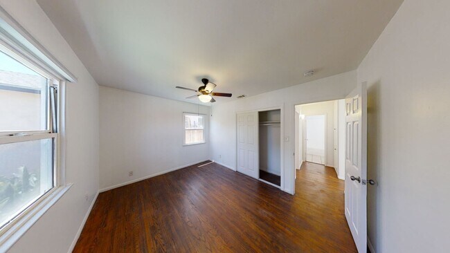 Building Photo - Huge 6BD/3BA on 63rd! (Lease out, pending ...