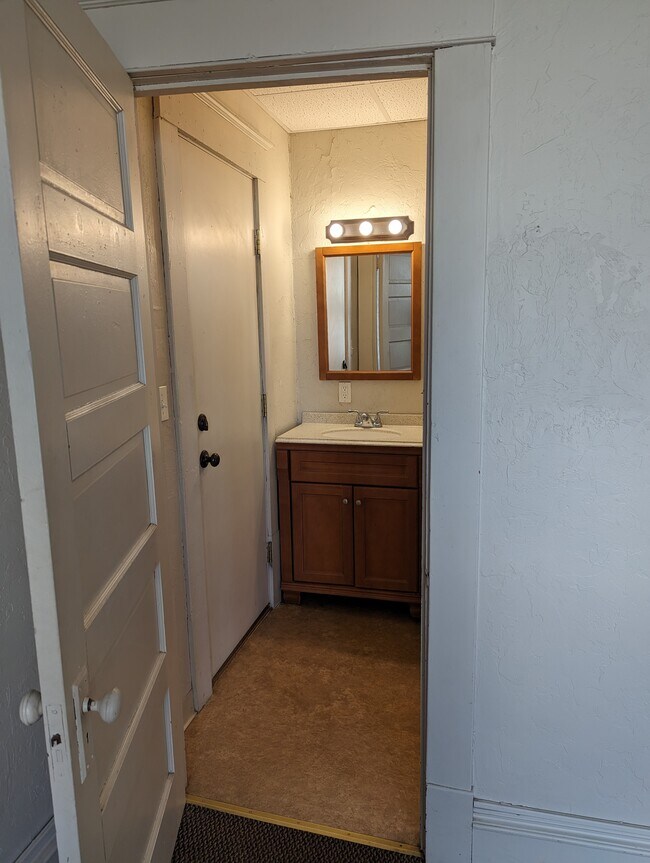 Building Photo - 220-2 Lloyd St