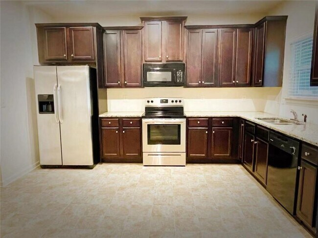 Building Photo - 527 Pine Ln