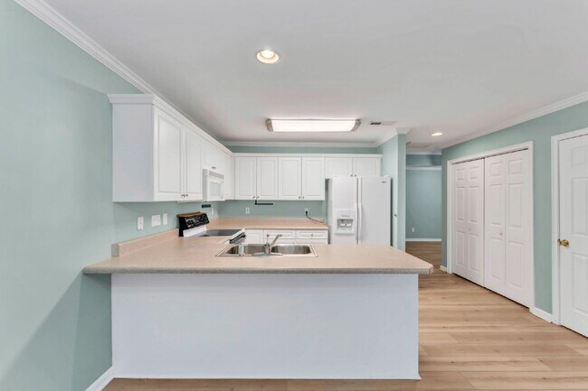 Building Photo - Spacious 3BR, 2BA Townhome with 2-Car Garage & Fireplace $1850/mo rent***