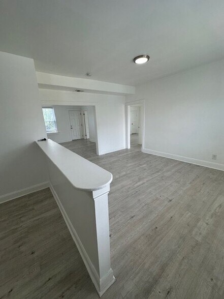 Building Photo - 2700 Roslyn Ave