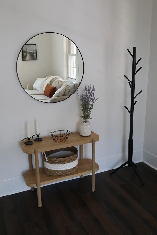 Building Photo - 528 Bond Ave